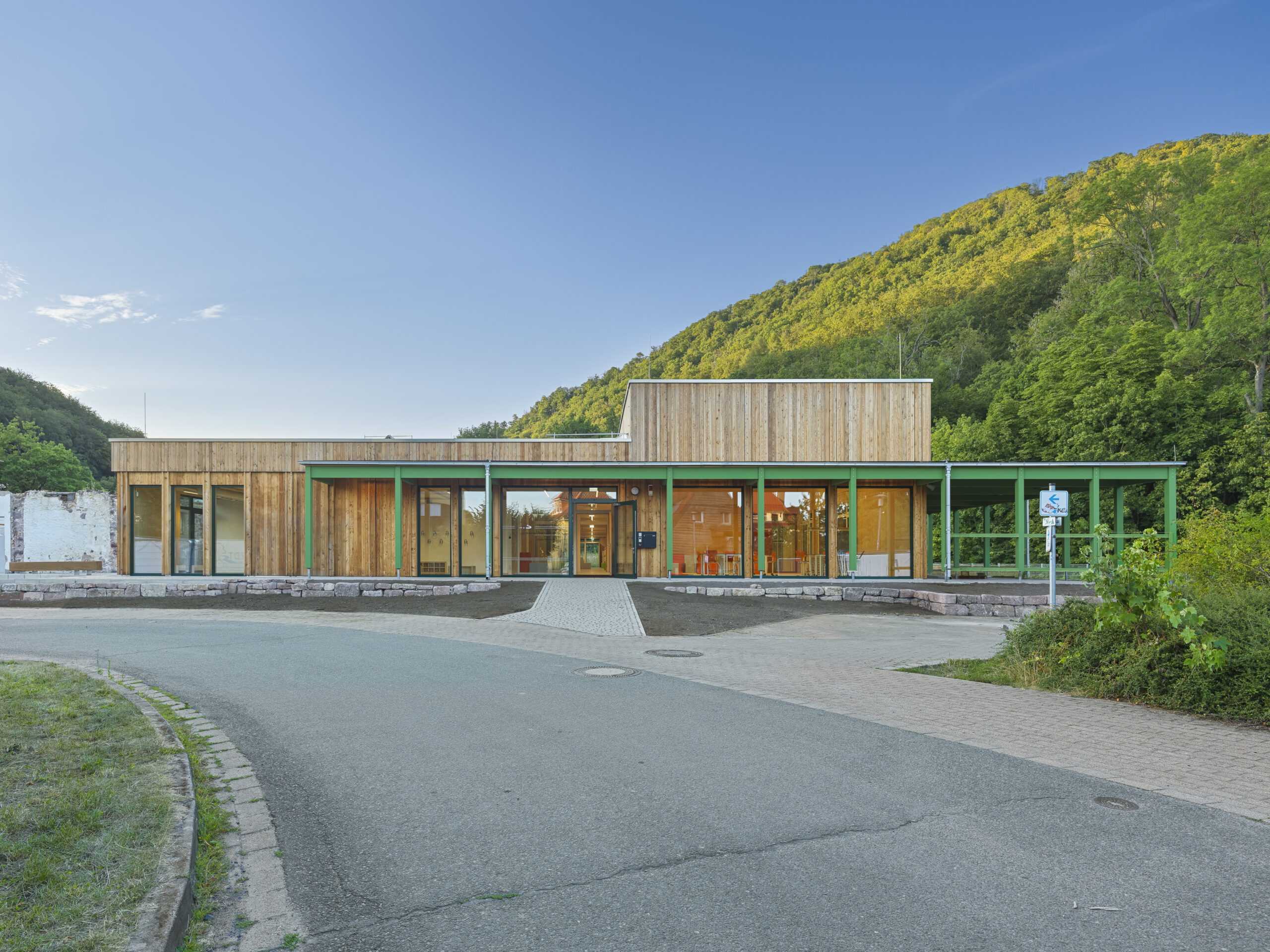 Eine Schule in Thüringen, in Ilfeld. Sie liegt ganz im Grünen und ist aus Holz gebaut.